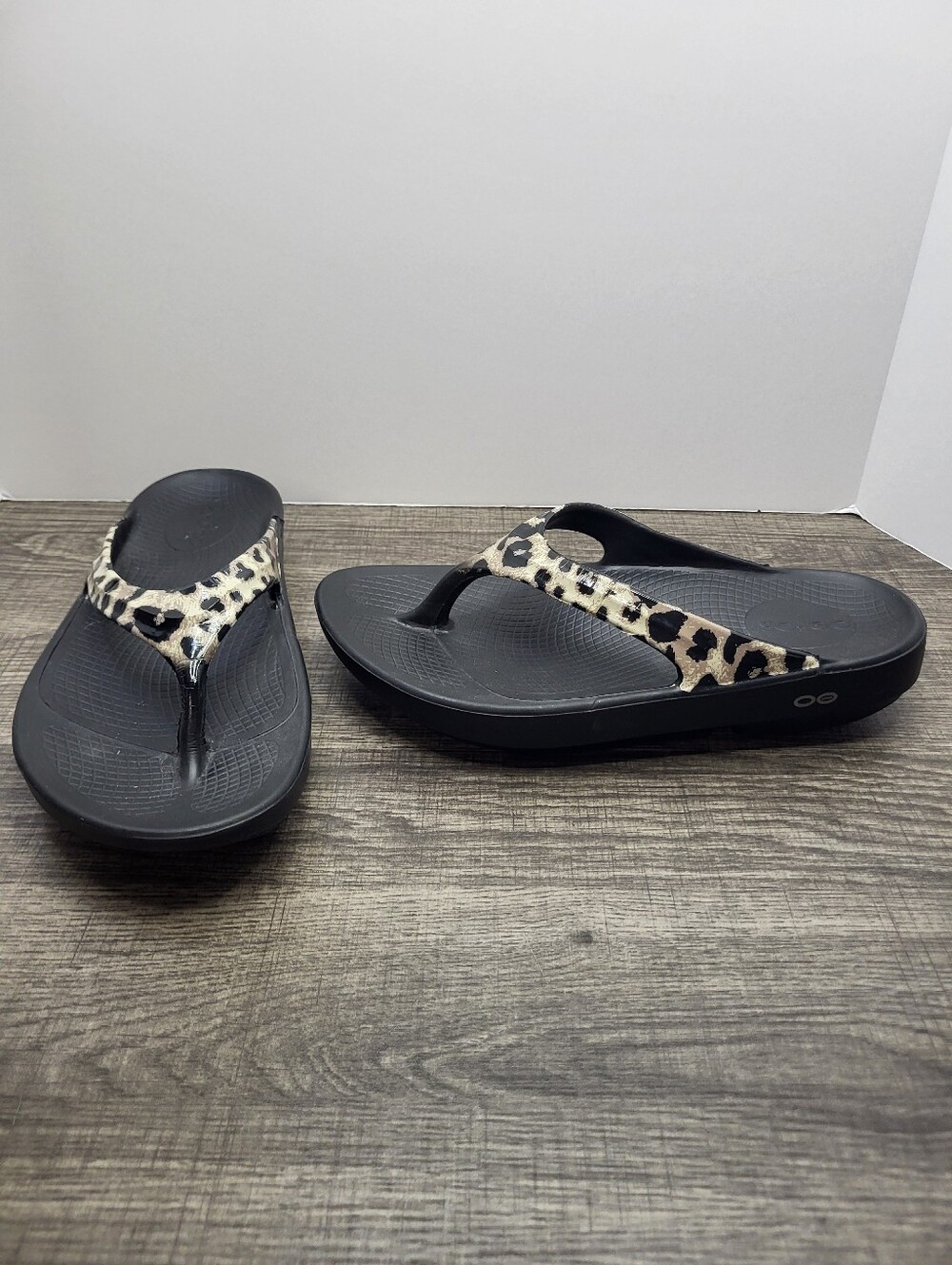 OOFOS OOlala Black Leopard Recovery Flip Flops Sandals Women’s Sz 8 39
